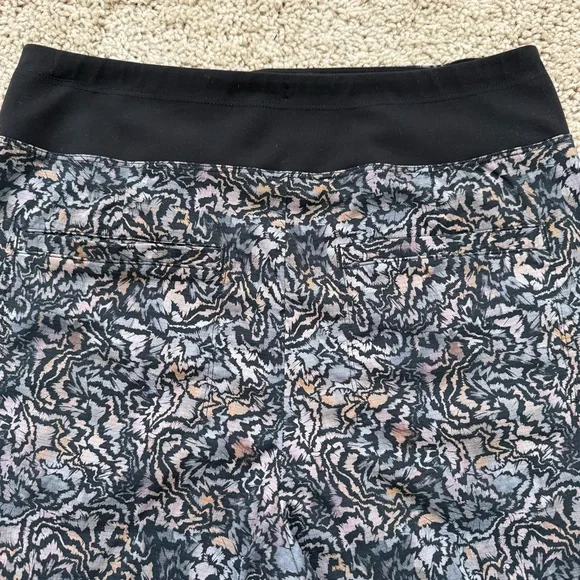 Athleta Trekkie North Shorts Kinetic Abstract Black Size 4 - Picture 4 of 8